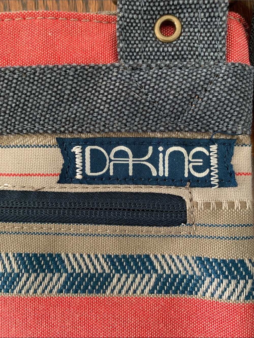 {Dakine} NWOT Red & Navy Striped Crossbody Bag - Picture 2 of 6